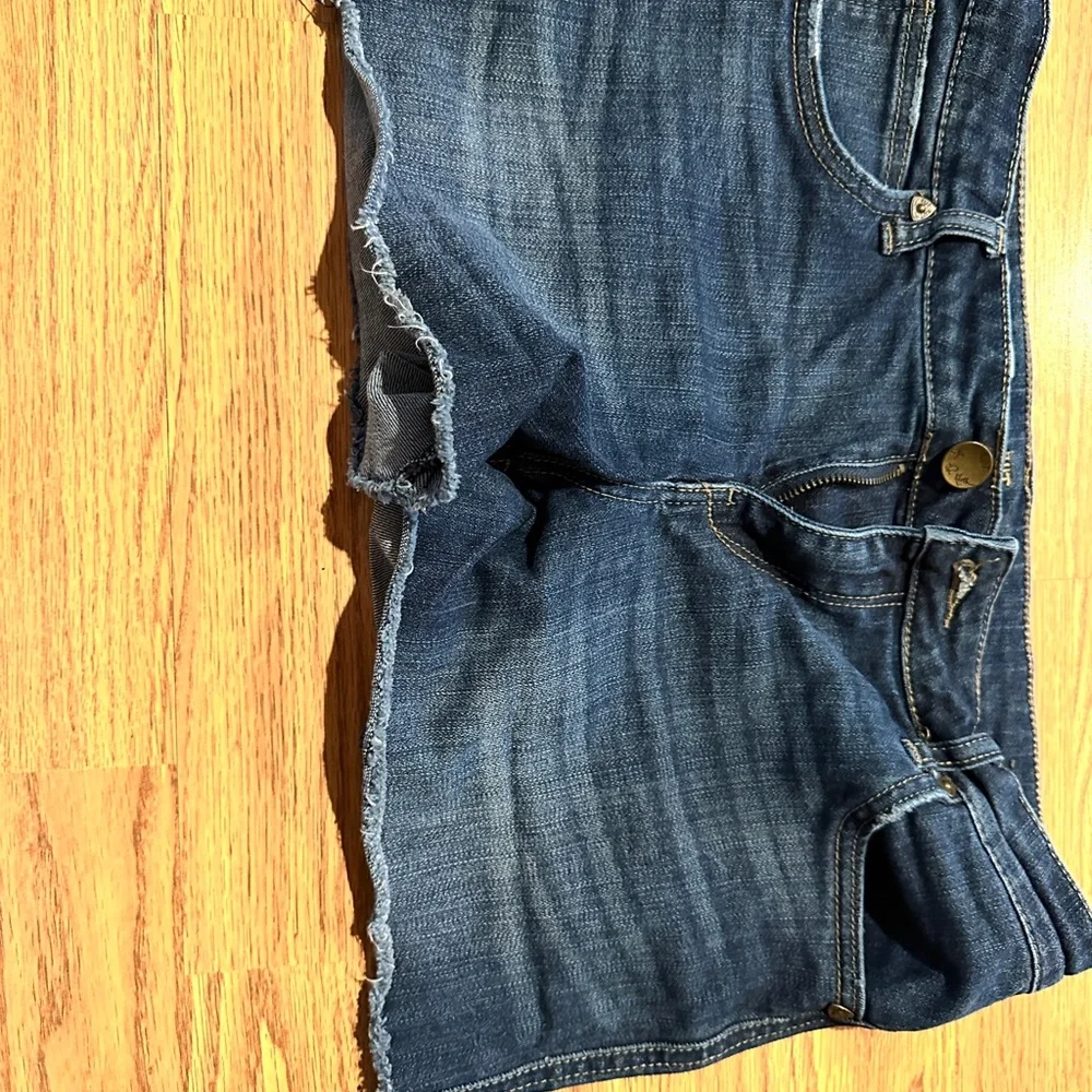 Kut from the Kloth Frayed Shorts Size:6 - Picture 2 of 7